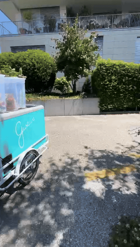 Paul-André livrant en vélo cargo Gustave Glacier le long du lac Léman